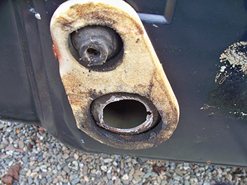 Here you notice the BIG whole that is supposed to have a threaded ring around it which the sock filter than threads into and the union to the fuel line then threads into that.