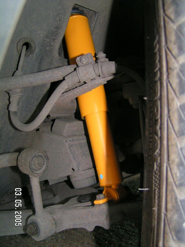 Yellow Konis at the front. There's no picture about it, but the front sway bar was also replaced by a stiffer one from a Milano. Here the original unit can be seen.